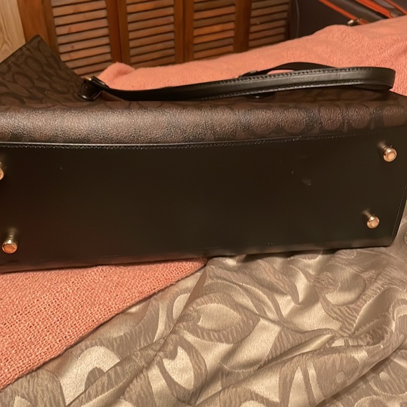 Coach Tatum Carryall 40 In Signature Canvas. Like new condition. - Picture 4 of 4